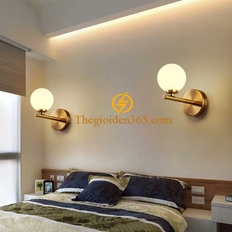 Đèn tường phòng ngủ D150 hiện đại mạ đồng vàng chao thủy tinh mờ DTT-005